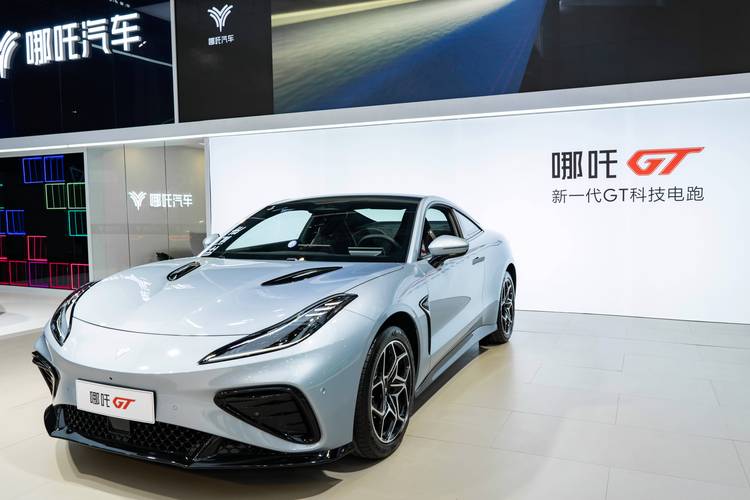 深圳178哪吒汽车在智能汽车领域的表现，领途汽车在新能源汽车市场中的影响力